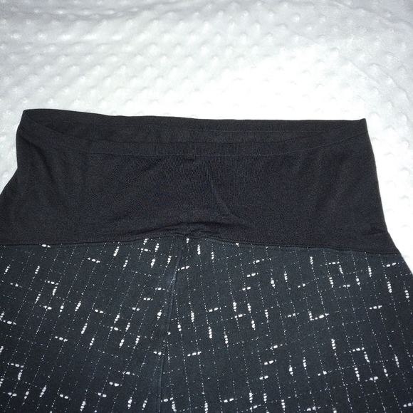 Old Navy Maternity | Checked Leggings | Large - Picture 10 of 16